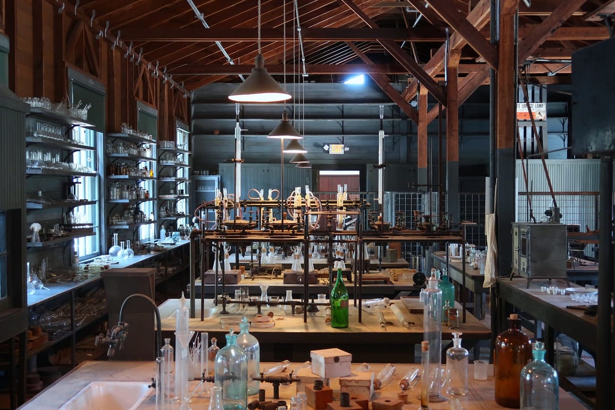 This image shows an oldish laboratory where lab work is done.