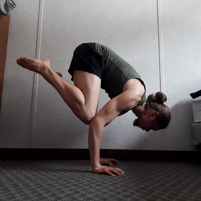 The best exercises how to learn a handstand, the tuck handstand is one of them!